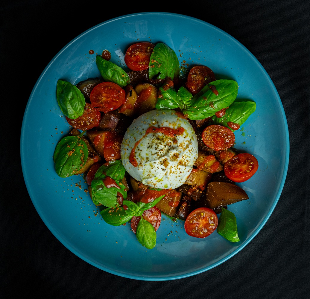 Sałatka z burratą, brzoskwinią i pomidorkami