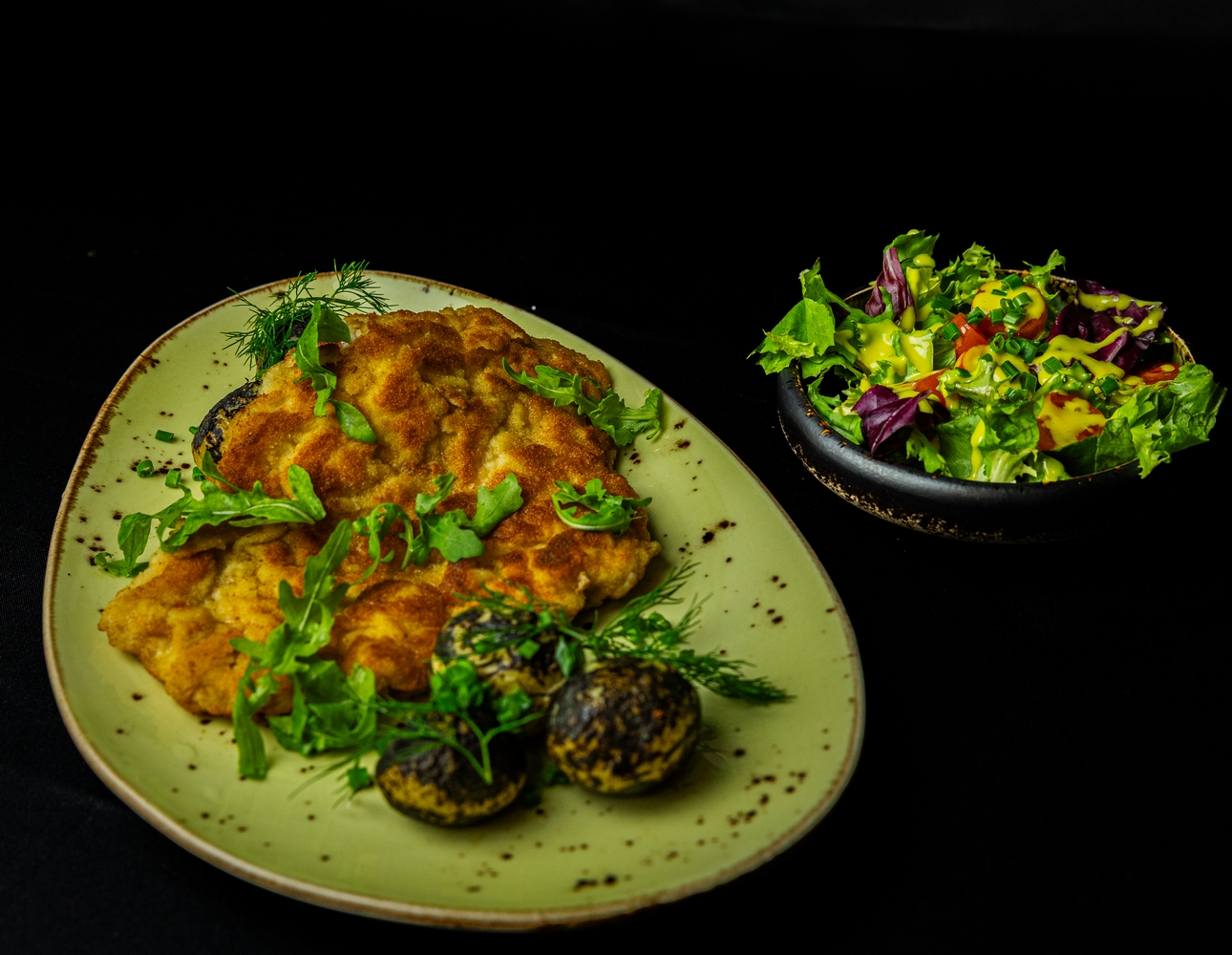 Kotlet schabowy z ziemniakami z ogniska i sałatką