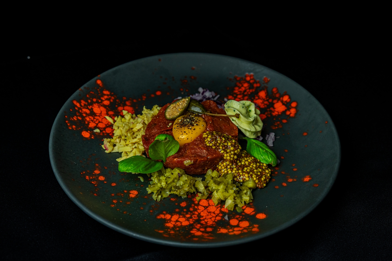 Tatar wołowy z piklami, masłem ziołowym i żółtkiem