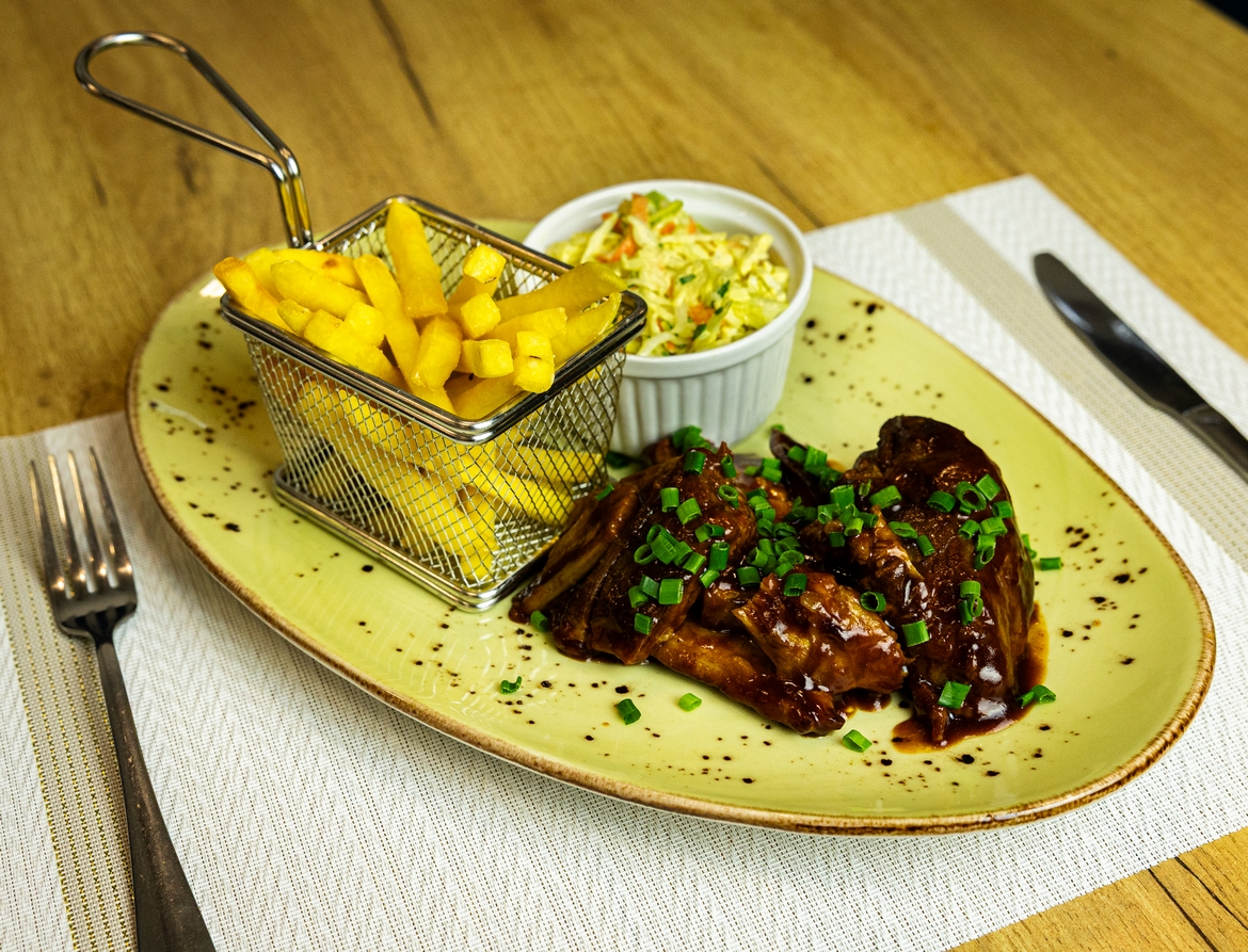 Żeberka w sosie BBQ z frytkami belgijskimi i coleslaw